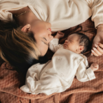 Incontro di massaggio al neonato a 4 mani